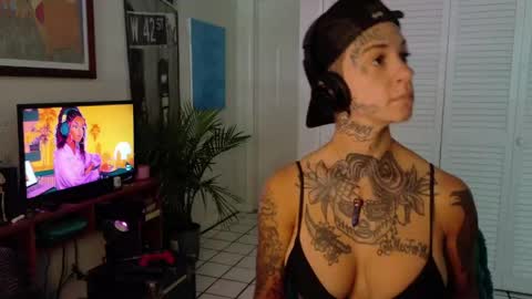 Snapshot of tattooed_natalia chatting on 05-04-26, 01:07 Natalia 3 online show from 05-04-26, 01:07