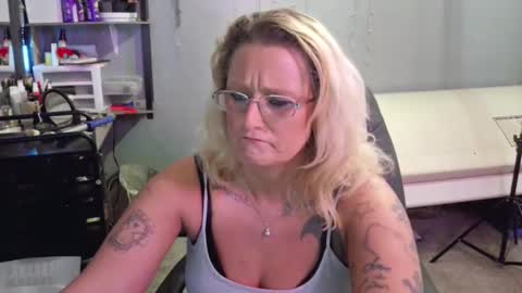 Snapshot of tattooeddirtyteacher chatting on 01-28-25, 11:28 Lisa Lovely online show from 01-28-25, 11:28