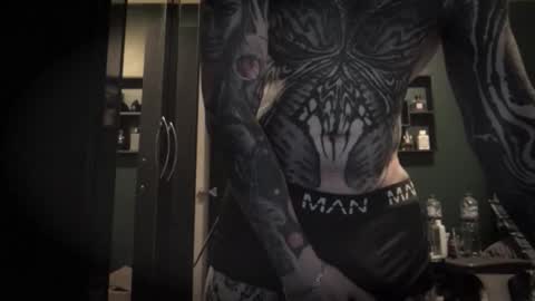 Snapshot of tattooedguy_ chatting on 12-18-25, 07:09 TattooedGuy online show from 12-18-25, 07:09