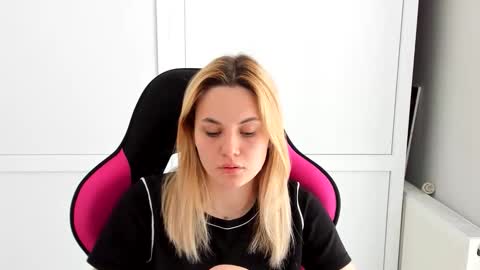 Tay online show from 05-18-26, 12:11