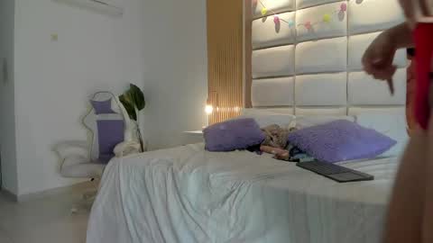 Snapshot of taylor_royall_ chatting on 04-09-26, 07:52 Taylor online show from 04-09-26, 07:52