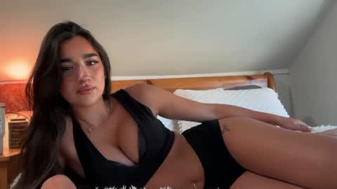 Snapshot of taylorxviolet chatting on 06-23-26, 07:01 Tayy online show from 06-23-26, 07:01