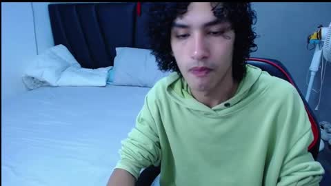 Snapshot of tayronx33 chatting on 10-18-25, 04:30 Tayron online show from 10-18-25, 04:30