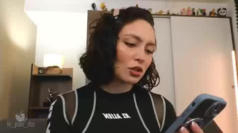 Snapshot of te_para_dos chatting on 09-15-25, 04:40 Leo and Luna online show from 09-15-25, 04:40