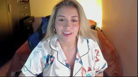Snapshot of temptationsweet__ chatting on 04-28-26, 05:45 Sara online show from 04-28-26, 05:45