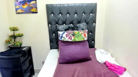 Snapshot of temptressqeen chatting on 09-10-25, 05:40 temptressqeen online show from 09-10-25, 05:40
