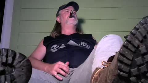 Snapshot of tennredneck chatting on 09-15-25, 02:22 Tennredneck online show from 09-15-25, 02:22