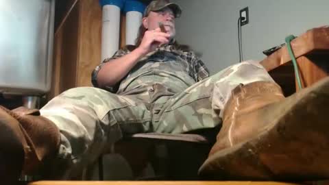 Snapshot of tennredneck chatting on 03-18-26, 02:15 Tennredneck online show from 03-18-26, 02:15