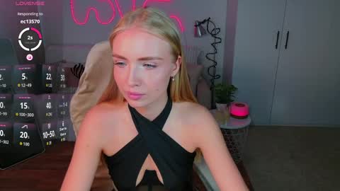 Snapshot of tessahamilton chatting on 05-27-26, 08:55 TessaHamilton online show from 05-27-26, 08:55