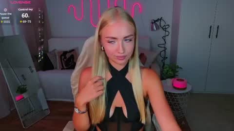 Snapshot of tessahamilton chatting on 06-21-26, 11:02 TessaHamilton online show from 06-21-26, 11:02