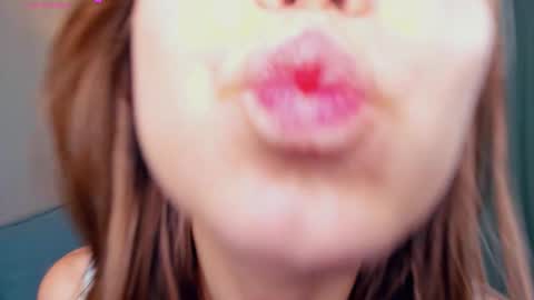 Snapshot of tessiekhanponaphan chatting on 09-19-25, 05:57 Cindy online show from 09-19-25, 05:57