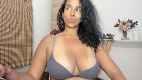 Snapshot of thali_gomex chatting on 01-15-25, 09:41 Thalia Gomex online show from 01-15-25, 09:41
