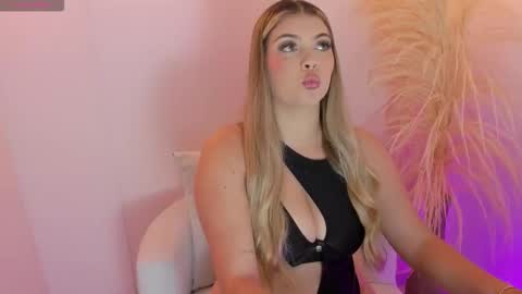 Snapshot of thaliafox_ chatting on 02-10-26, 10:25 Thalia online show from 02-10-26, 10:25