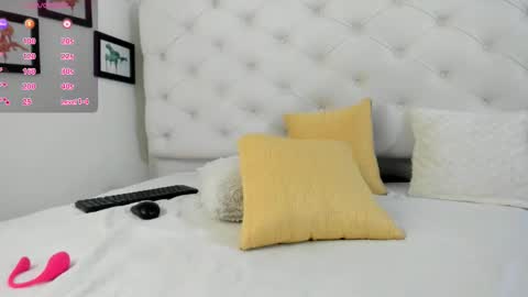 Snapshot of thaliia_gomez chatting on 02-26-25, 12:05 online show from 02-26-25, 12:05
