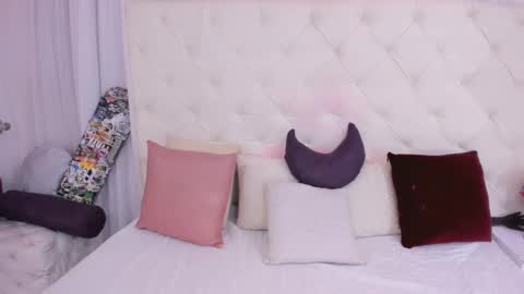 Snapshot of thaliia_gomez chatting on 09-16-25, 07:04 online show from 09-16-25, 07:04