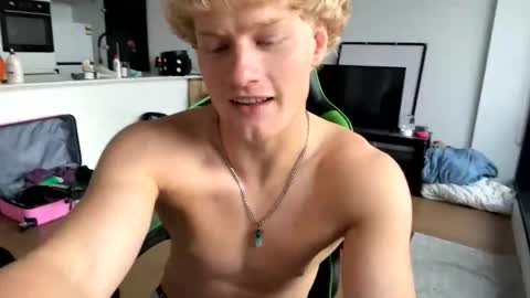 Snapshot of thatbl0ndeboyx chatting on 12-21-25, 09:11 liammlust online show from 12-21-25, 09:11