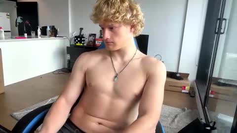 Snapshot of thatbl0ndeboyx chatting on 02-11-26, 11:54 liammlust online show from 02-11-26, 11:54