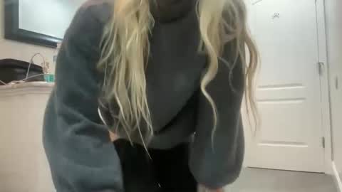 Snapshot of thatoneblondee chatting on 01-12-26, 01:00 thatoneblondee online show from 01-12-26, 01:00