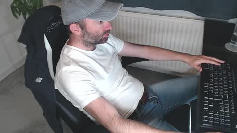Snapshot of the_sensual_masturwait chatting on 10-07-25, 06:27 the_sensual_masturwait online show from 10-07-25, 06:27