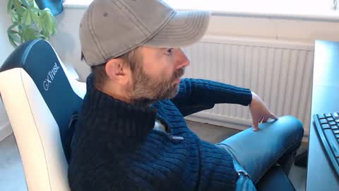 Snapshot of the_sensual_masturwait chatting on 10-11-25, 06:56 the_sensual_masturwait online show from 10-11-25, 06:56
