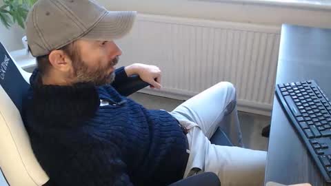 Snapshot of the_sensual_masturwait chatting on 10-15-25, 07:30 the_sensual_masturwait online show from 10-15-25, 07:30