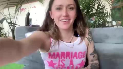 Snapshot of theartisttype chatting on 04-01-26, 10:07 Arabella online show from 04-01-26, 10:07