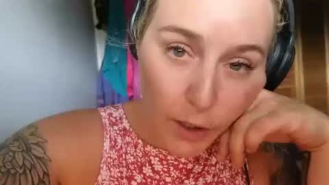 Snapshot of theauroramae chatting on 06-12-26, 07:46 theauroramae - online show from 06-12-26, 07:46