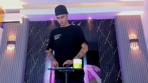 Snapshot of thebigdanni chatting on 01-05-26, 05:27 DEAN AND MARY online show from 01-05-26, 05:27