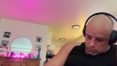 Snapshot of thebuzz777 chatting on 11-30-25, 04:11 theBuzz777 online show from 11-30-25, 04:11