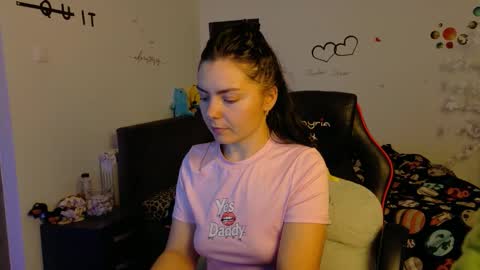 Snapshot of thefarmergirl chatting on 11-18-25, 06:56 TheFarmergirl online show from 11-18-25, 06:56