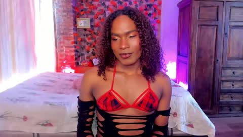 Snapshot of thegoldenbitch chatting on 11-12-25, 04:40 Goldie online show from 11-12-25, 04:40