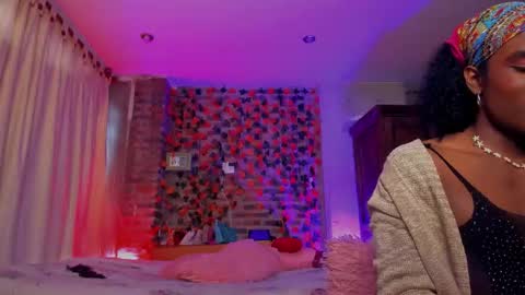 Snapshot of thegoldenbitch chatting on 01-06-26, 04:54 Goldie online show from 01-06-26, 04:54