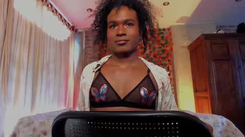 Snapshot of thegoldenbitch chatting on 01-10-26, 02:52 Goldie online show from 01-10-26, 02:52