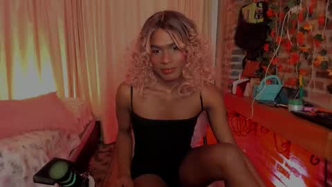 Snapshot of thegoldenbitch chatting on 02-26-26, 10:14 Goldie online show from 02-26-26, 10:14