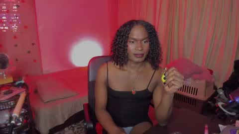 Snapshot of thegoldenbitch chatting on 06-11-26, 01:27 Goldie online show from 06-11-26, 01:27