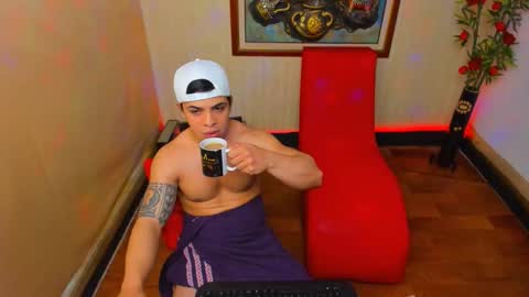 Snapshot of themuscularvenezuelanman chatting on 06-05-26, 05:03 themuscularvenezuelanman online show from 06-05-26, 05:03