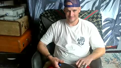 Snapshot of theoutfitter chatting on 02-19-25, 08:41 MISTERPOWERS online show from 02-19-25, 08:41