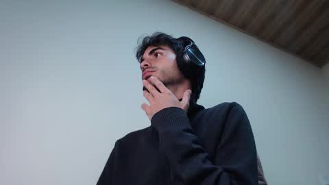 Snapshot of therazhanen chatting on 02-25-26, 05:17 Santiago Enrique online show from 02-25-26, 05:17