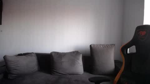 Snapshot of theroadtomars chatting on 02-10-25, 01:33 Nick online show from 02-10-25, 01:33