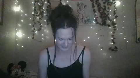 Snapshot of thesillymillie chatting on 12-22-24, 03:44 sillymillie0 online show from 12-22-24, 03:44