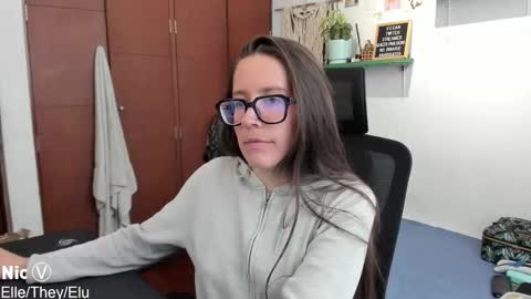 Snapshot of thetropicalseduction chatting on 12-22-25, 08:17 Nicole online show from 12-22-25, 08:17