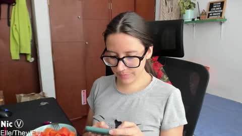 Snapshot of thetropicalseduction chatting on 01-06-26, 03:27 Nicole online show from 01-06-26, 03:27