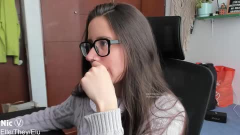 Snapshot of thetropicalseduction chatting on 01-09-26, 02:53 Nicole online show from 01-09-26, 02:53