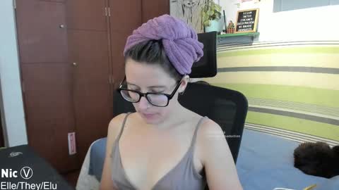 Snapshot of thetropicalseduction chatting on 02-09-26, 10:14 Nicole online show from 02-09-26, 10:14