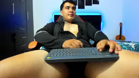 Snapshot of thiago_cp01 chatting on 04-07-26, 01:06 Thiago online show from 04-07-26, 01:06