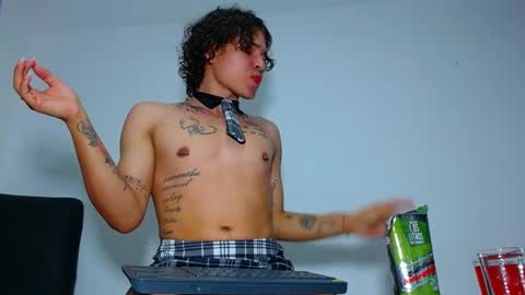 Snapshot of thiago_fosterr1 chatting on 01-01-25, 11:07 Thiago online show from 01-01-25, 11:07