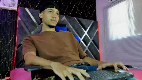 Snapshot of thiago_preston chatting on 05-20-26, 07:53 Thiago online show from 05-20-26, 07:53