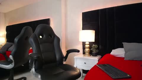 T H I A G O online show from 05-21-26, 04:30