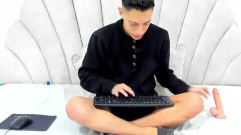Snapshot of thiagos19 chatting on 05-25-26, 12:22 Thiago online show from 05-25-26, 12:22