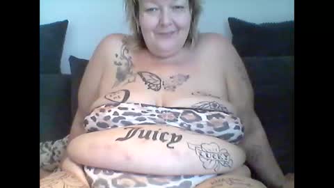 Snapshot of thickdarkangel chatting on 05-10-26, 05:29 thickdarkangel online show from 05-10-26, 05:29